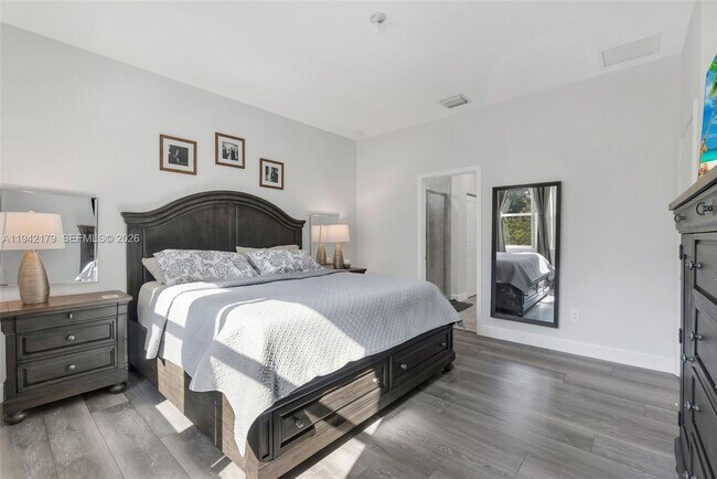 Building Photo - 1827 Lake Cove Dr