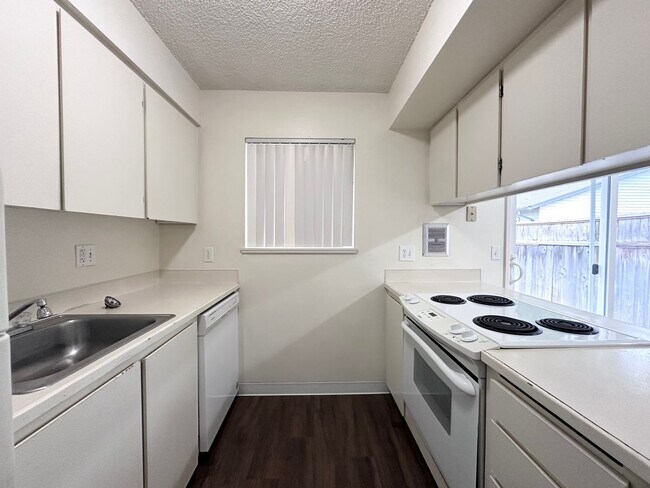 Building Photo - LOVELY & AFFORDABLE! Duplex community in the heart of Sandy, OR!