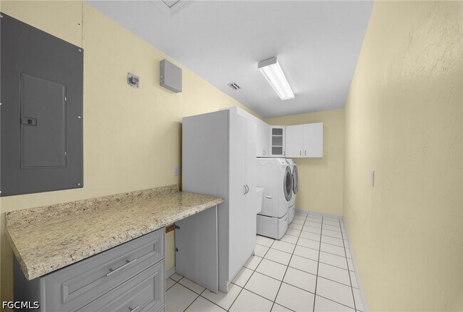 Building Photo - 2614 7th St W