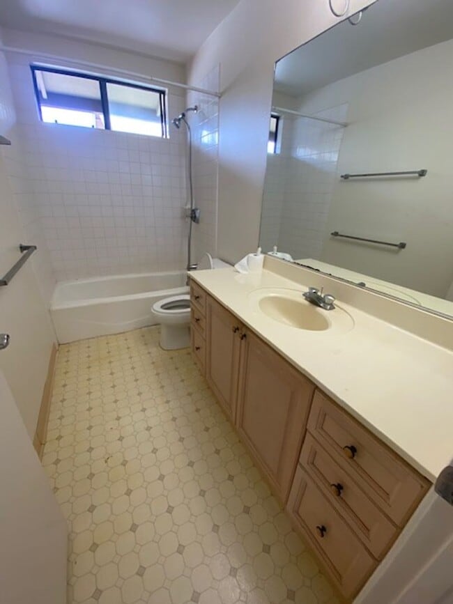 Building Photo - 3 bed, 2.5 bath, 2 car garage-single famil...