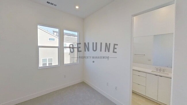 Building Photo - Spacious 4Bd 4Ba Tri-Level Home in Luna Park Community in Irvine