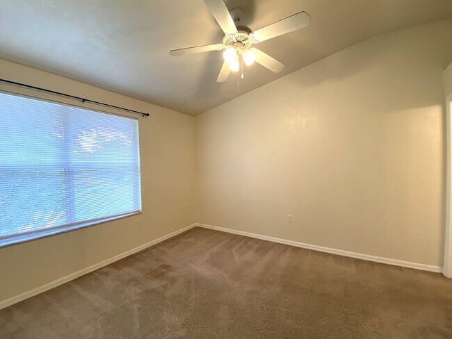 Building Photo - Kensington North #1608 - Move in now