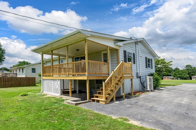 Building Photo - Charming Bi-Level for rent in Milford, $2,...