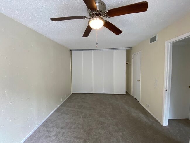 Building Photo - 2704 Stonehaven Ct