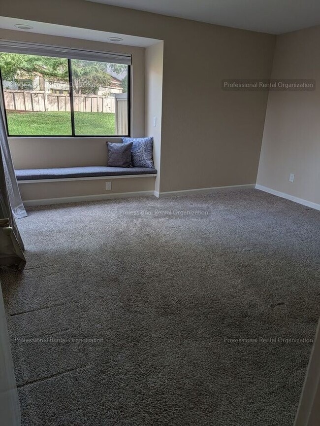 Building Photo - Single level condo in one of the nicest developments in Bennett Valley