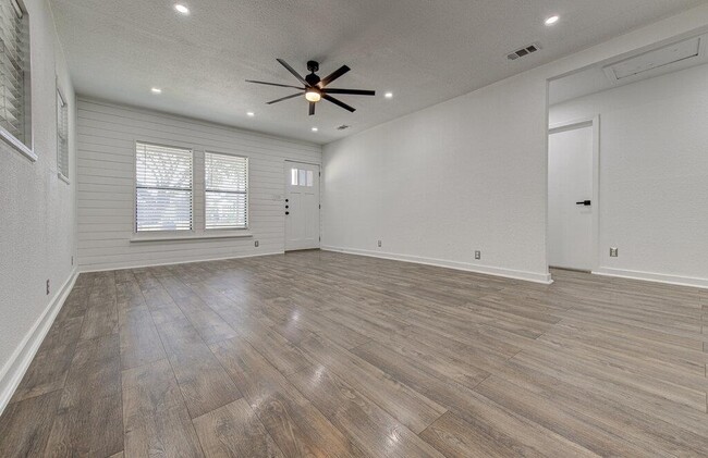 Building Photo - 3205 Bengston St