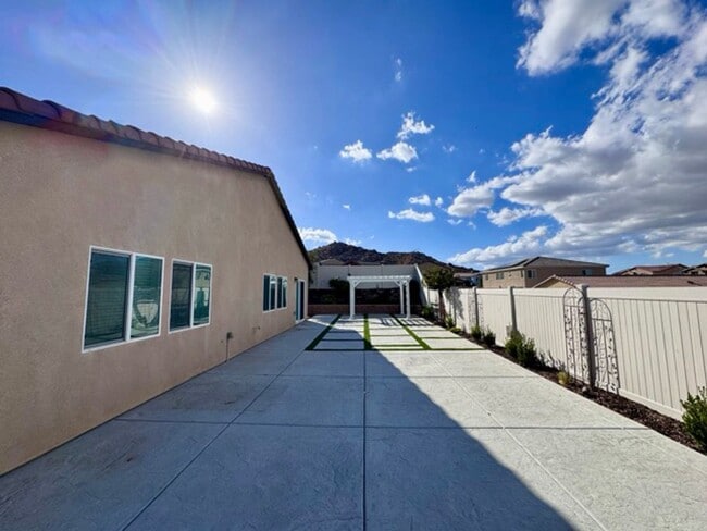 Building Photo - Stunning 2021 built 4 bedroom home for LEA...