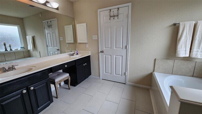 Building Photo - 4903 Spring Showers Ct