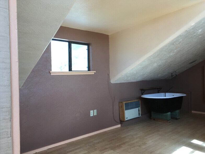 Upstairs bedroom - 23901 US-70