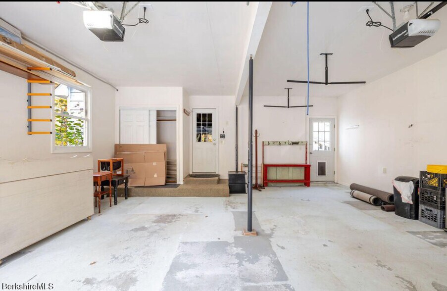 Building Photo - 230 Middle Rd