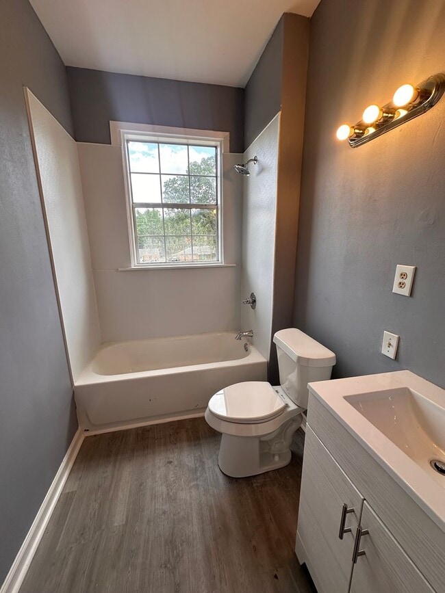 Building Photo - Freshly Remodeled 3 Bedroom / 1 Bathroom Home