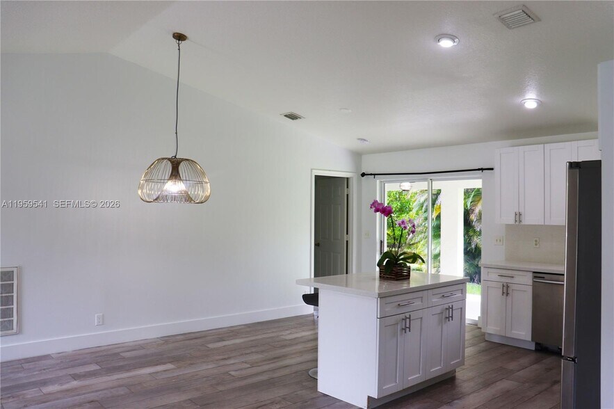 Building Photo - 16930 W Mead Hill Dr