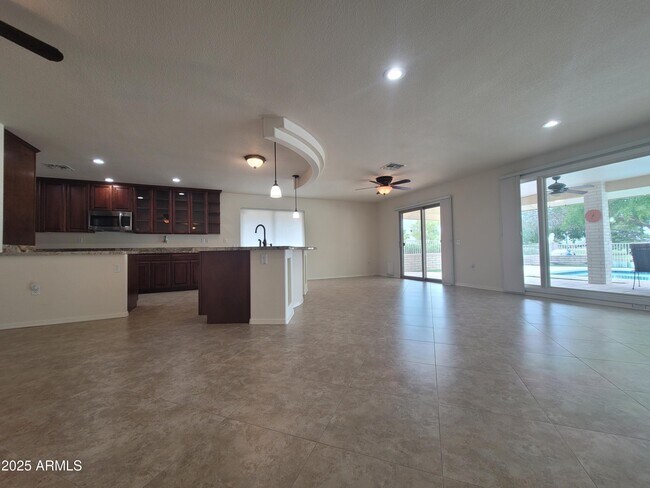 Building Photo - 17230 N Country Club Dr