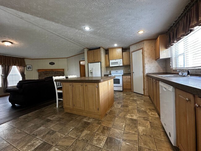 Building Photo - Spacious 4 bedroom/2 bath home for rent - ...