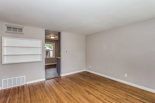 Building Photo - Three Bed for March move in!