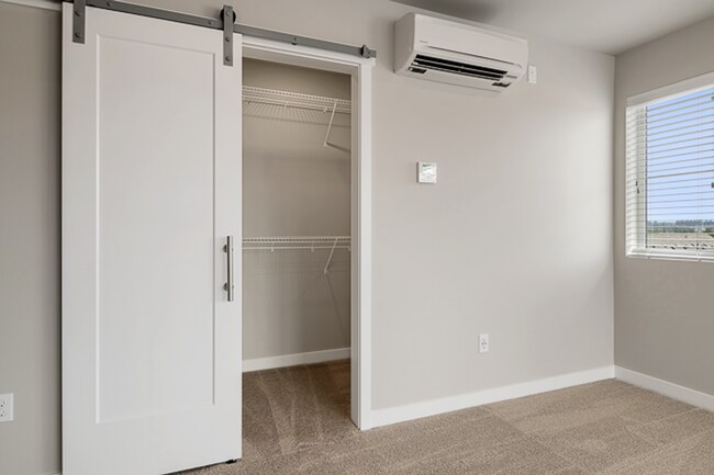 Building Photo - 1806 Sf  | 4 Bedrooms 3.5 Baths  | $3,750