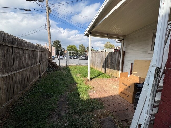 Building Photo - 2 Bedroom 1 Bathroom in Lancaster!