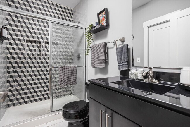 Building Photo - 1616 Pleasant St