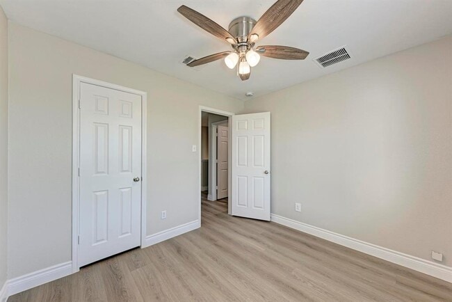 Building Photo - 3413 Bach Dr