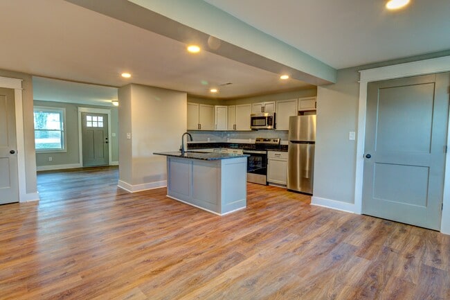 Building Photo - 824 2nd St