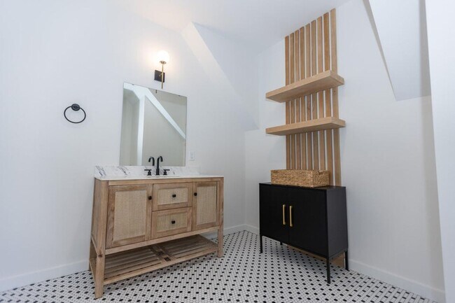 Building Photo - Executive Property located in Republic with a "furnished option" Don't miss this showstopper!!