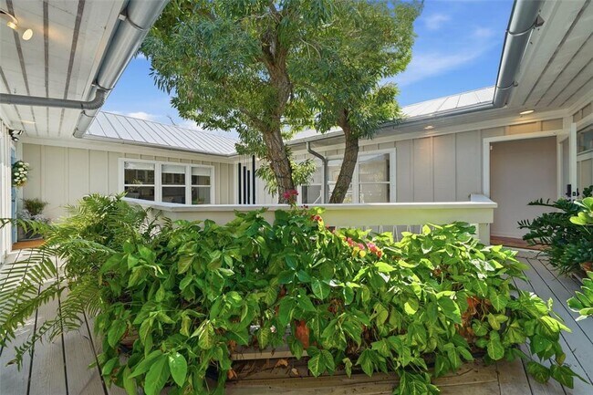 Building Photo - 700 Lands End Dr