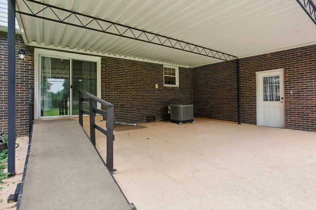 Building Photo - 8024 Regency Dr