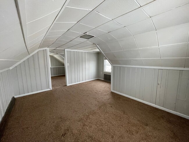 Building Photo - 3 bedroom Bungalow for lease in Eastpointe...