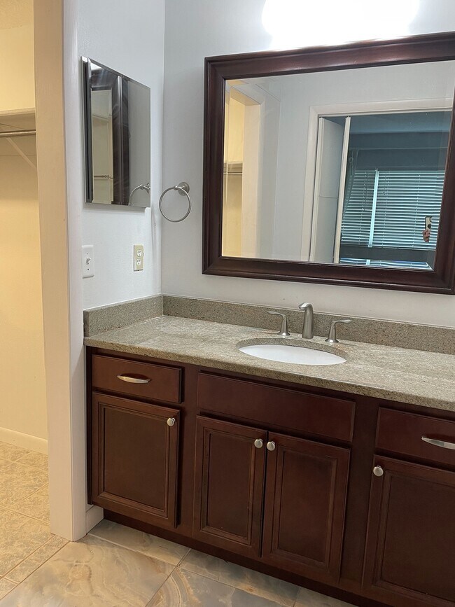 Building Photo - 7 Escondido Cir