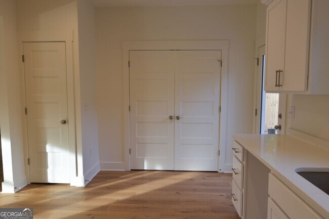Building Photo - 1070 Moreland Dr