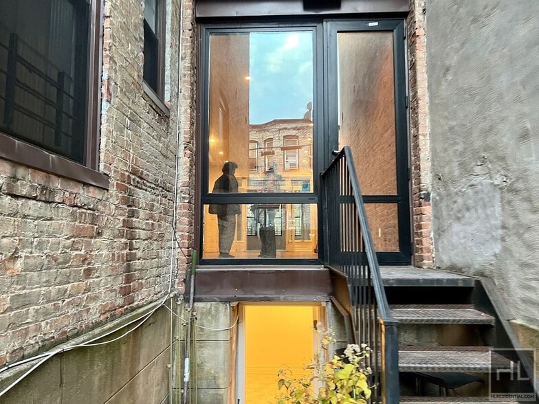 Building Photo - 4BR 3BA Historic Limestone Duplex In Crown...