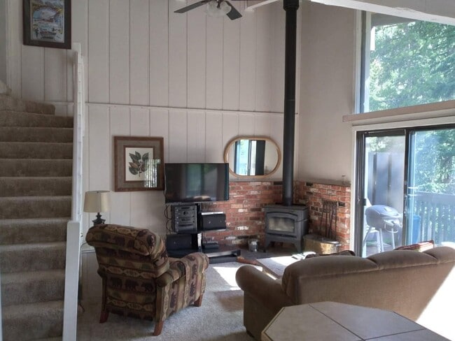 Building Photo - Winter 2026/27 Top floor end unit | 2 bed / 2 bath + loft
