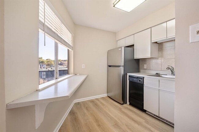 Building Photo - 1840 Burton Dr