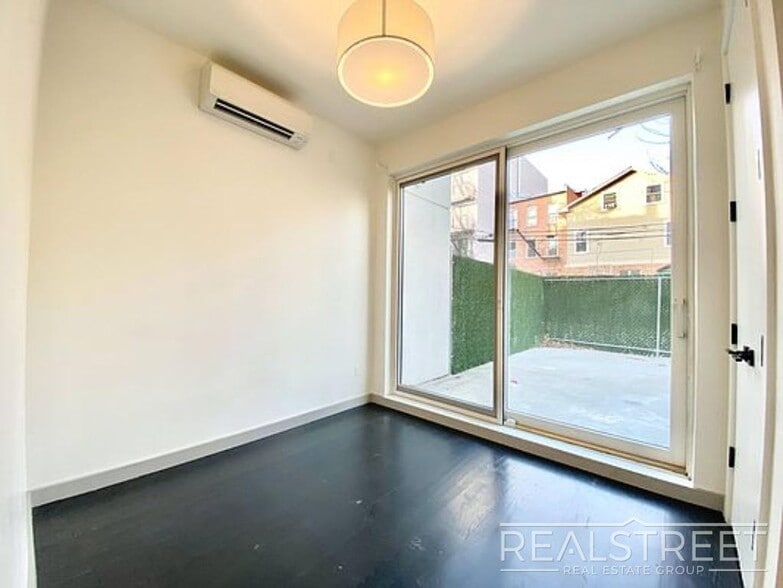 Building Photo - Gorgeous New 3 Bed 1.5 Bath Near Prospect ...