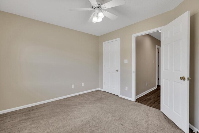 Building Photo - Spacious 4BR/2.5 Bath in the Jacksonville Commons Area