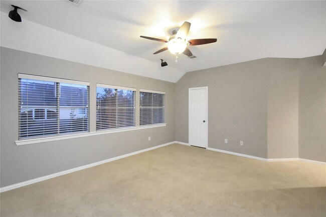 Building Photo - 10 E Artist Grove Cir