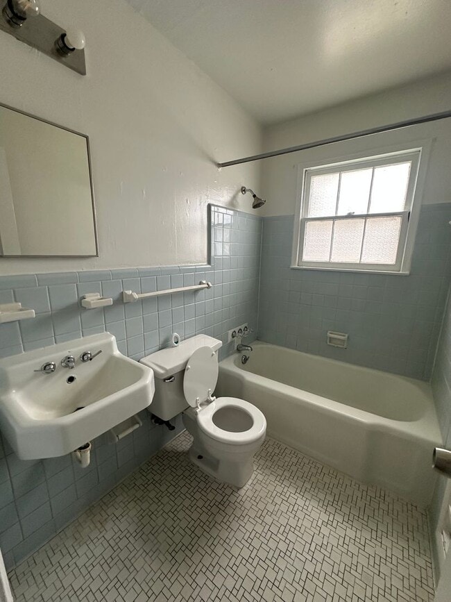 Building Photo - 1 bed, 1 bath, Duplex