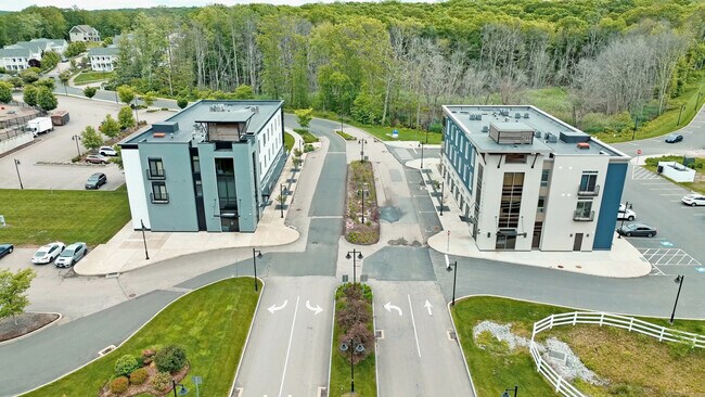 Building Photo - 11 Edgewater Cir