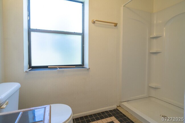 Building Photo - Beautiful and Large 3 bedroom 2.5 bath SFH...