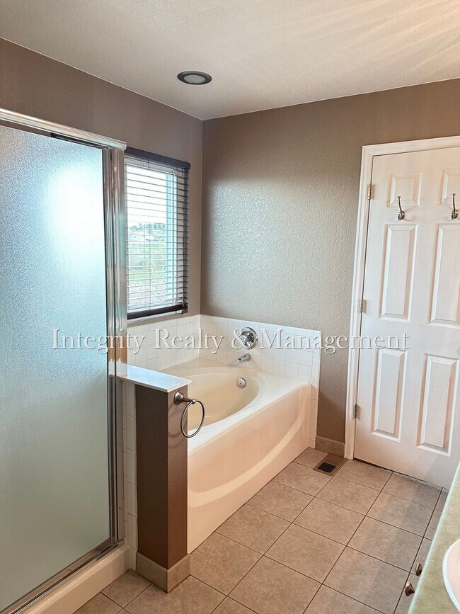 Building Photo - 7402 Eagle Rock Dr