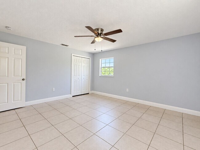 Building Photo - 23 Country Club Dr