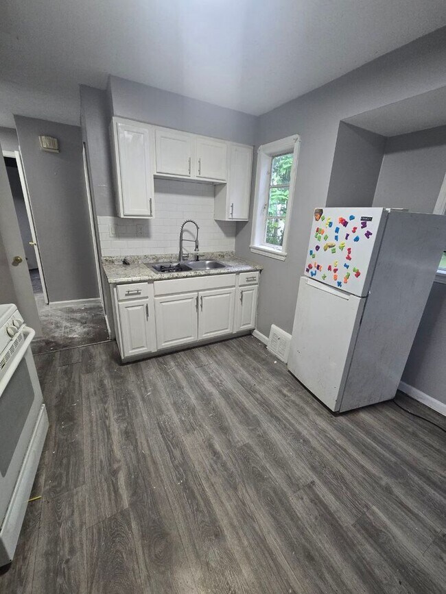 Building Photo - 3 bedroom SINGLE family home | EDEN and Section 8 welcomed