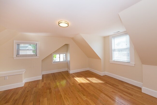 Building Photo - 9-11 Rock Valley Ave