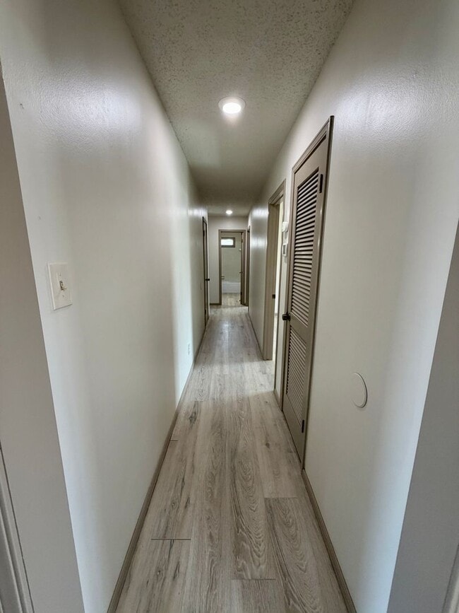 Building Photo - 506 Jenny Wren St