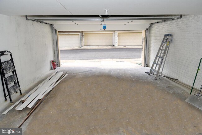 Building Photo - 990 Harrison Cir