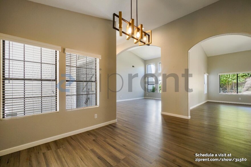 Building Photo - 5636 E Paradise Ln