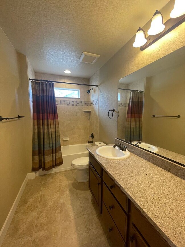 Building Photo - Sprawling Two-Story Home in SE Ft. Collins