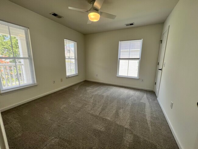 Building Photo - 533 Delafield Dr