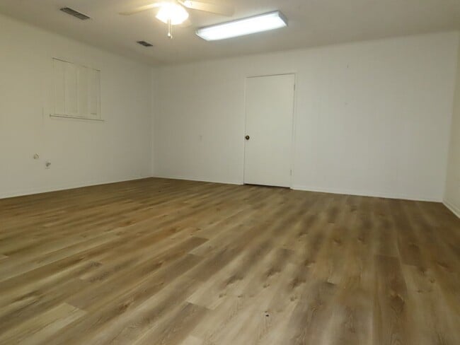 Building Photo - Expansive 3/2 Home in Tyler w/Additional Den and Living Room!