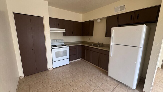 Building Photo - 2802 E Idaho Ave